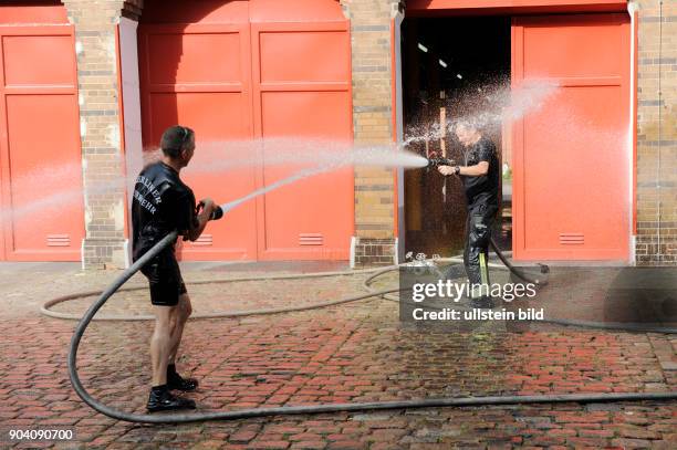 Eine kleine Einsatzübung der Feuerwache 1300 in Oderberger Strasse in Berlin-Prenzlauer Berg geriet zu einer kleinen Wasserschlacht und verschaffte...