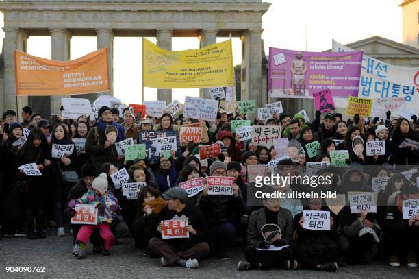 Demonstration von Koreanern gegen die Regierung von Park Geun Hye vor dem Brandenburger Tor in Berlin