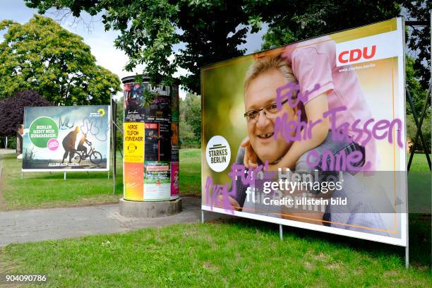 Für mehr Tassen ohne Henkel - Beschmiertes Wahlplakat der CDU mit Spitzenkandidat Frank Henkel an der Prenzlauer Allee in Berlin-Prenzlauer Berg