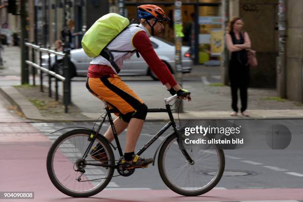 Fahrradfahrer an der Kreuzung Wichertstraße / Schönhauser Allee in Berlin-Prenzlauer Berg