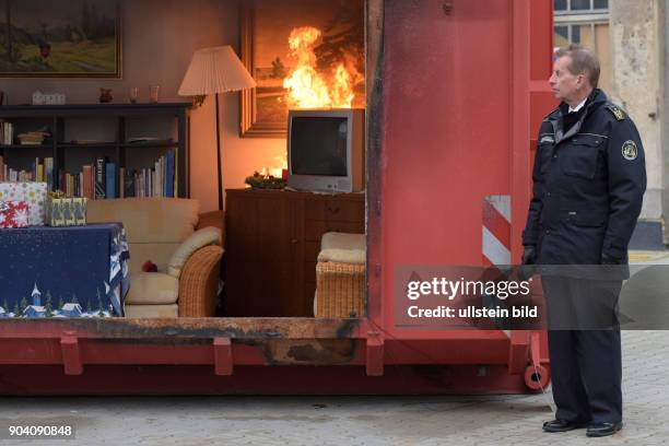 Landesbranddirektor Wilfried Gräfling erläutert auf der Weihnachtspressekonferenz der Berliner Feuerwehr mit einer Demonstration den richtigen Umgang...