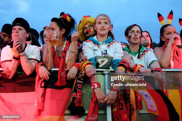 Fußballfans verfolgen das Spiel Deutschland gegen Polen anlässlich der Fußball-Europameisterschaft 2016 auf der Fanmeile am Brandenburger Tor