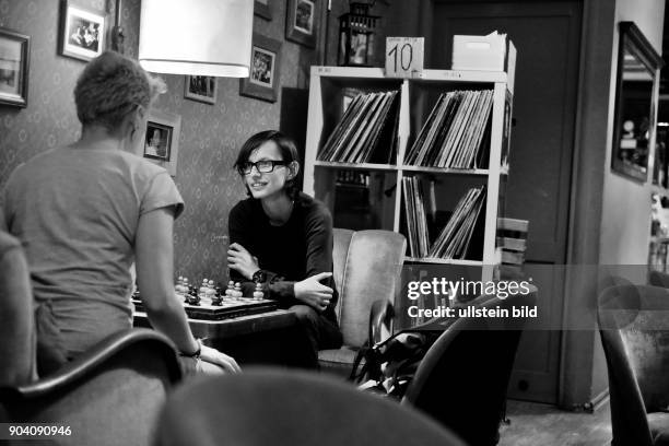 Besucher im Vinyl-Cafe spielen Schach am Rande der Altstadt von Wroclaw/Breslau