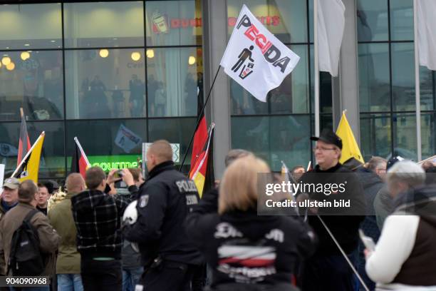 Rechtspopulisten und Rechtsradikale protestieren in Berlin unter dem Motto MERKEL MUSS WEG