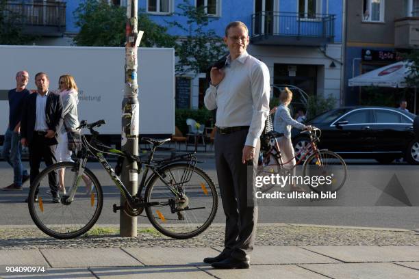 Berlins Regierender Bürgermeister Michael Müller am Rande eines Fotoshooting für seine Wahlkampagne auf der Oderberger Strasse in Berlin-Prenzlauer...