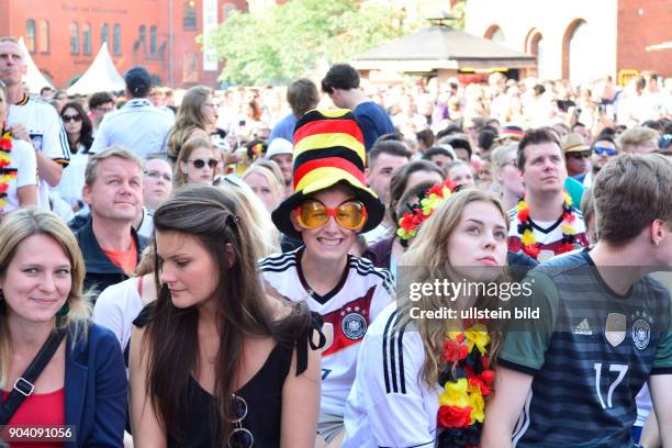 Fußballfans verfolgen das Spiel Deutschland - Slowakei anlässlich der Fußball-Europameisterschaft 2016 auf dem Hof der Kulturbrauerei in...