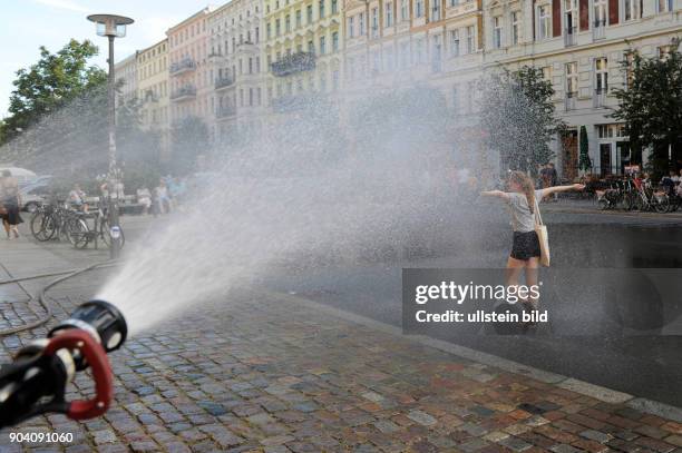 Eine kleine Einsatzübung der Feuerwache 1300 in Oderberger Strasse in Berlin-Prenzlauer Berg geriet zu einer kleinen Wasserschlacht und verschaffte...