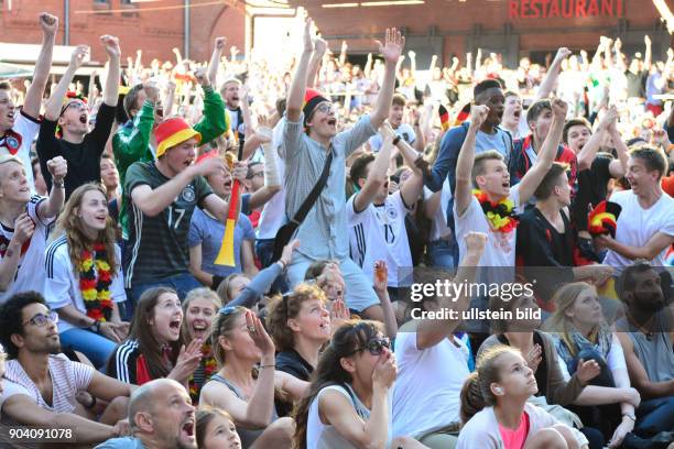 Torjubel - Fußballfans verfolgen das Spiel Deutschland - Slowakei anlässlich der Fußball-Europameisterschaft 2016 auf dem Hof der Kulturbrauerei in...