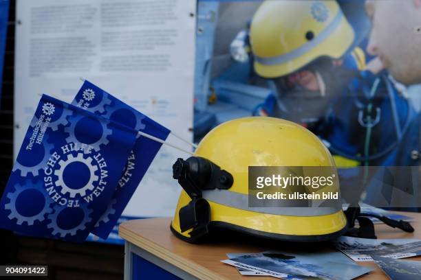 Helm des Technischen Hilfswerks beim Tag der Offenen Tür der Freiwilligen Feuerwehr Berlin-Lichtenberg