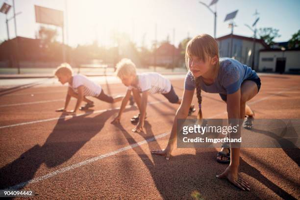 vorbereitung für track kinderlauf rennen - leichtathletik stock-fotos und bilder