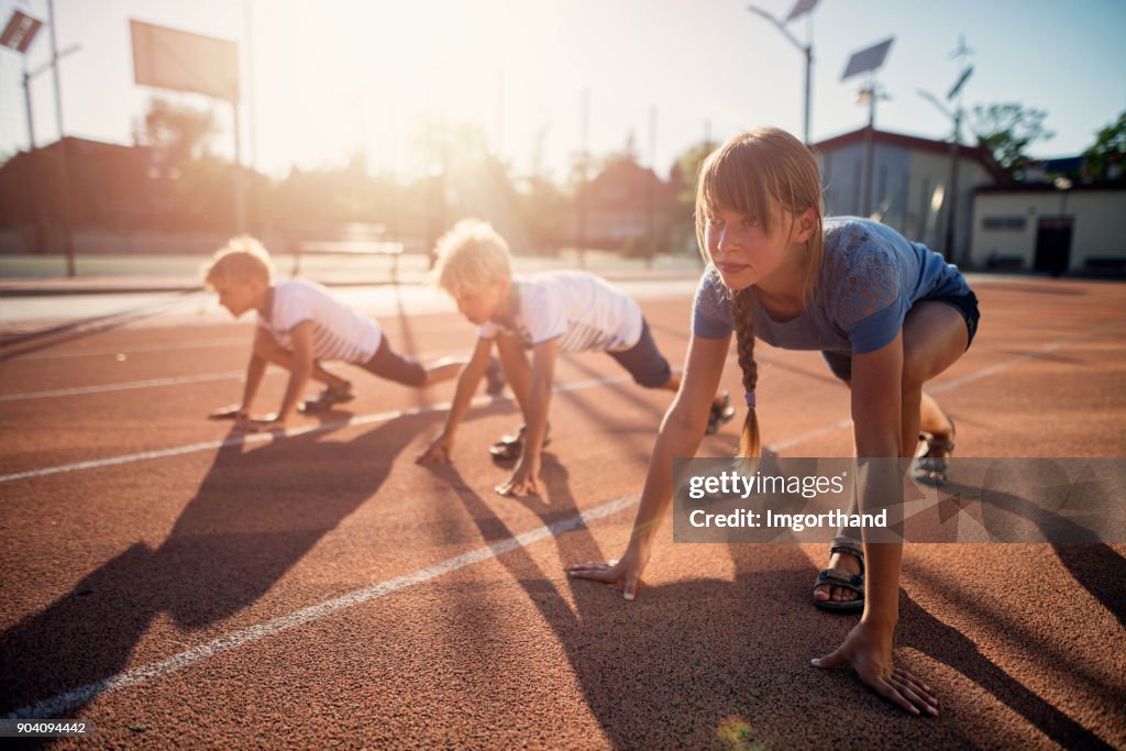 Niños preparándose para pista corren carrera
