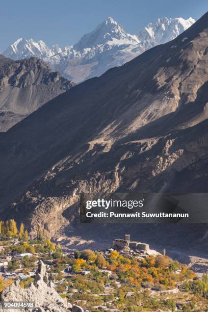 altit fort, landmark of hunza valley in autumn season, gilgit baltistan, pakistan - gilgit baltistan stockfoto's en -beelden