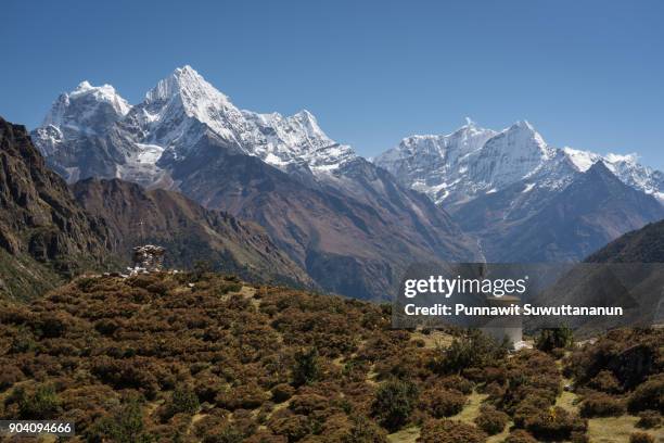 landscape of himalaya mountains at thame village, everest region, nepal - kangtega foto e immagini stock