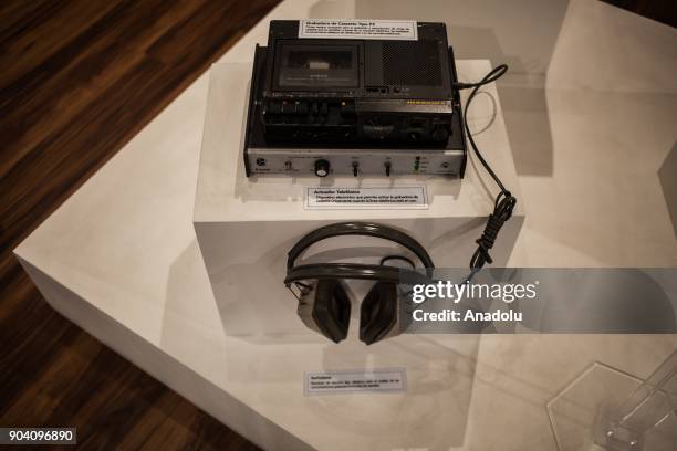 Communication equipment from the 90's is seen, which were used by the security organizations of the Colombian State, in the search for drug lords...