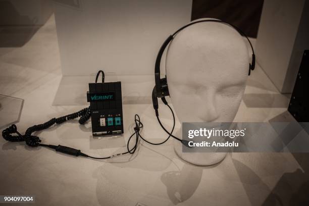 Communication equipment from the 90's is seen, which were used by the security organizations of the Colombian State, in the search for drug lords...