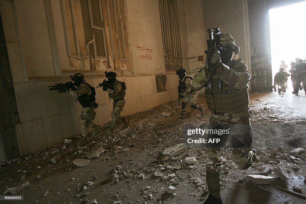 Iraq's anti-terrorist squad carry out a