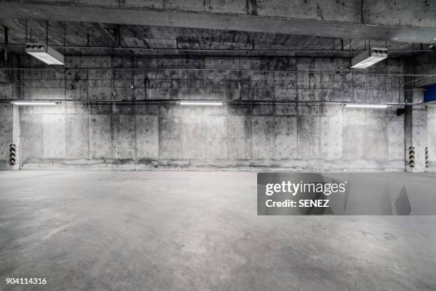 empty pit garage - racing garage stock pictures, royalty-free photos & images