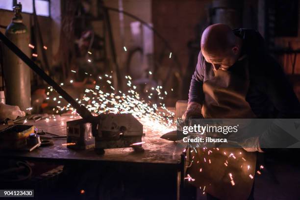 schmied-künstler arbeiten im atelier schmiede erstellen einer gate-struktur - schmied stock-fotos und bilder