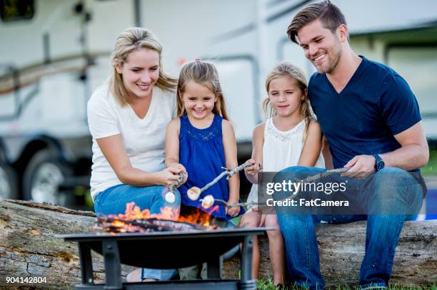 camping mit der familie - marshmallow stock-fotos und bilder