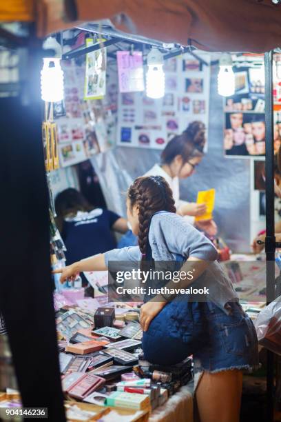 night shopping thai woman - plat thai stock pictures, royalty-free photos & images