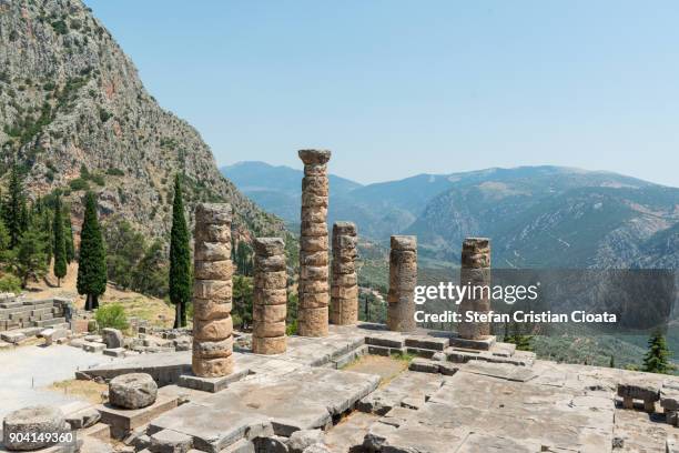 temple of apollo at delphi greece - templo de apolo naxos imagens e fotografias de stock