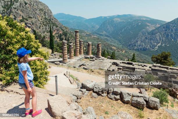 temple of apollo at delphi greece - templo de apolo naxos imagens e fotografias de stock