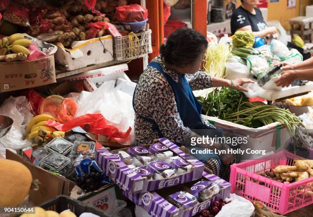 vendor in hong kong market - lyn holly coorg stock-fotos und bilder