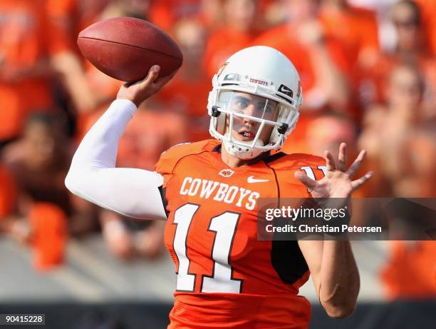 Quarterback Zac Robinson of the Oklahoma State Cowboys throws a pass during the college football game against the Georgia Bulldogs at Boone Pickens...