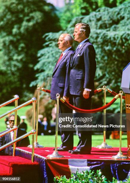 On the White House's South Lawn, Soviet President Mikhail Gorbachev and US President George HW Bush during the arrival ceremony in honor of the...
