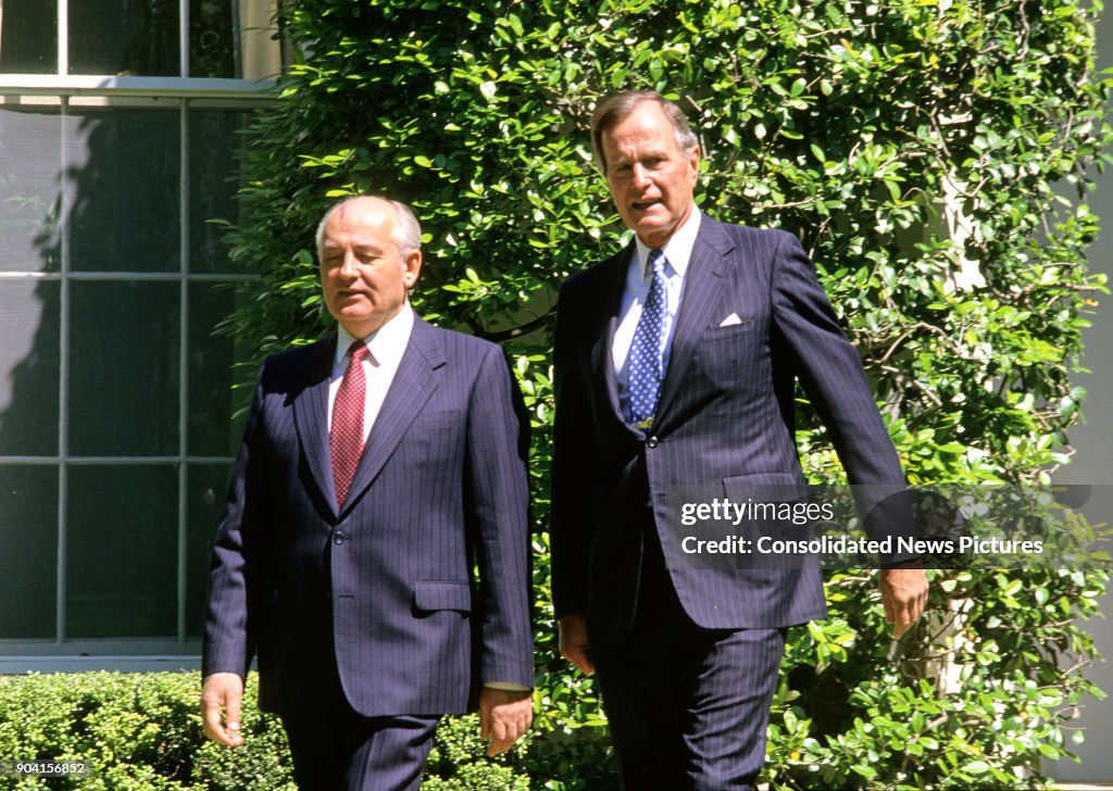 Gorbachev & Bush On White House South Lawn