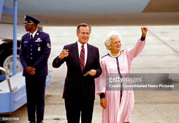 United States Vice President George HW Bush and Barbara Bush wave on the tarmac, New Orleans, Louisiana, August 16, 1988. They had just arrived for...
