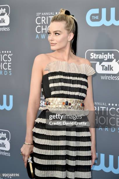 Margot Robbie attends The 23rd Annual Critics' Choice Awards - Arrivals at The Barker Hanger on January 11, 2018 in Santa Monica, California.