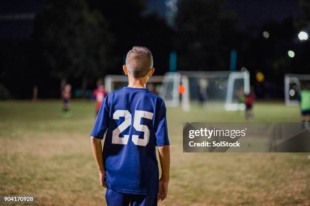 jonge voetballer - soccor games stockfoto's en -beelden