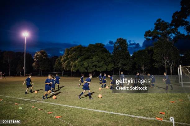 fotboll utbildningsövningen - sports training drill bildbanksfoton och bilder