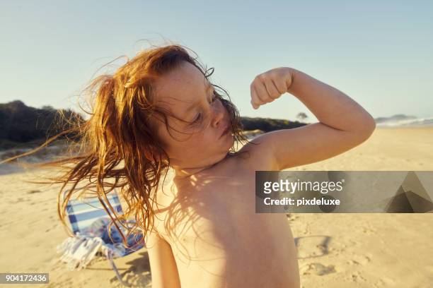 chi è un ragazzo troppo grande? - flexing muscles foto e immagini stock