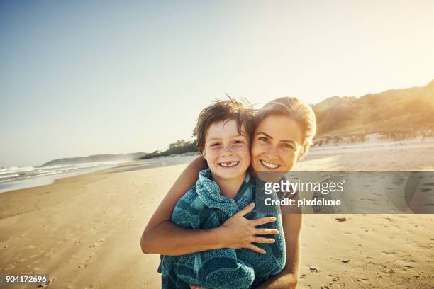 mein kleiner sohn liebt sicher am strand - family holidays australia stock-fotos und bilder