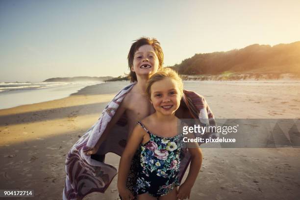 im sommer und das bedeutet, es ist die zeit am strand! - australian family time stock-fotos und bilder