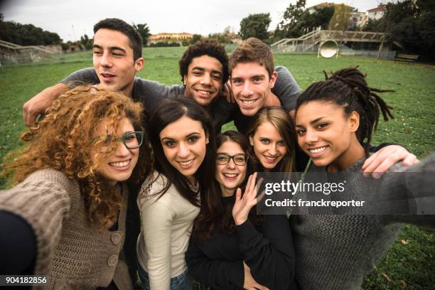 vrienden nemen een selfie in het park - campus party stockfoto's en -beelden