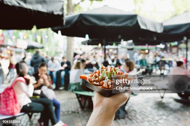 london street food - guacamole pommes frites - streetfood stock-fotos und bilder
