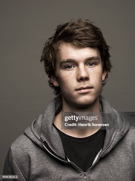 young man - portrait - cabello castaño fotografías e imágenes de stock