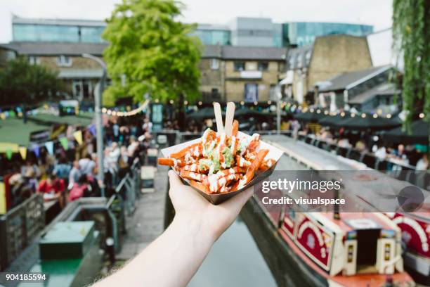 london street food - guacamole pommes frites - food in market stock-fotos und bilder