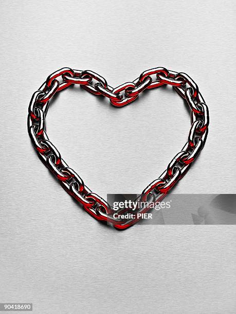 heart shape made from steel chain  - steel pier stockfoto's en -beelden