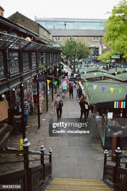 aliments de rue de londres - camden market - londres intramuros photos et images de collection