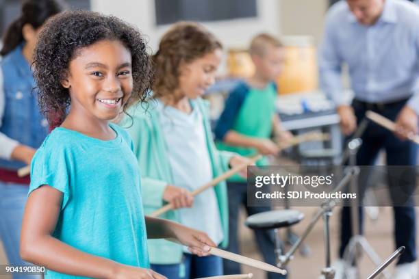 jeune fille aime jouer des instruments à percussion - percussion mallet photos et images de collection