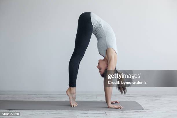 bereit für handstand pose - bog stock-fotos und bilder