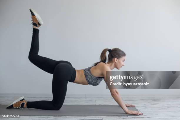 gemotiveerd om vorm - achterwerk stockfoto's en -beelden