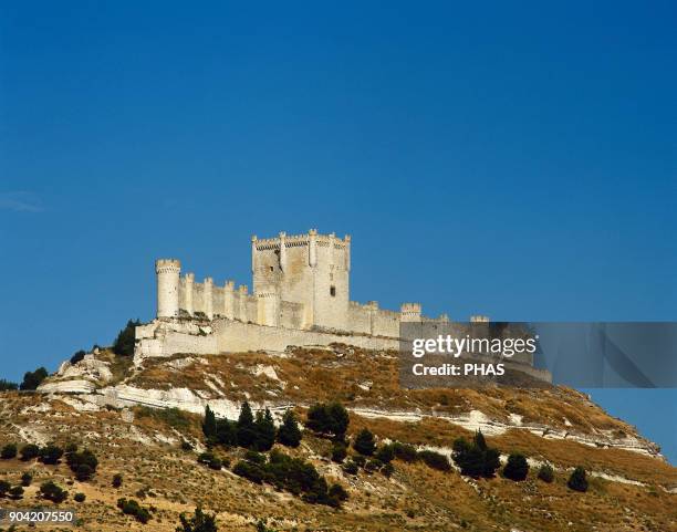 Peñafiel, province of Valladolid, Castile and Leon, Spain. Panoramic of the castle, founded in 10th century by the Count Laín Calvo. The Spanish poet...