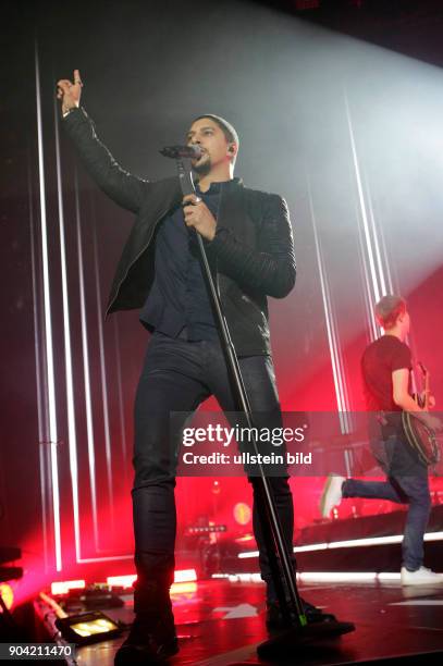 Andreas Bourani - der deutsche Saenger und Musiker und bei einem Konzert in Hamburg, Barclaycard Arena. (Photo by Jazz Archiv Hamburg\ullstein bild...