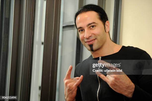 Buelent Ceylan - der deutscher Komiker und Kabarettist bei einem Interviewtremin im HYATT Hotel in Hamburg. (Photo by Jazz Archiv Hamburg\ullstein...