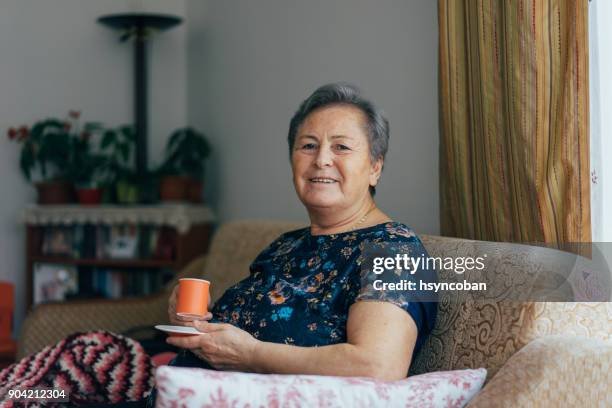 porträt von einem schönen lächelnd senior frau - daily life in turkey stock-fotos und bilder